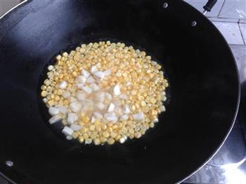 玉米青红椒炒肉丁的做法图解4