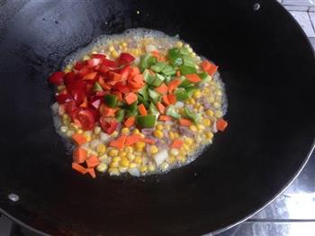 玉米青红椒炒肉丁的做法步骤6