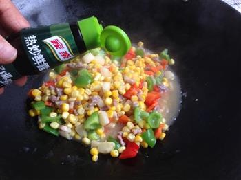 玉米青红椒炒肉丁的做法步骤8
