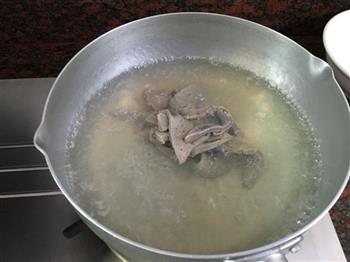 猪肝枸杞菜汤的做法图解2