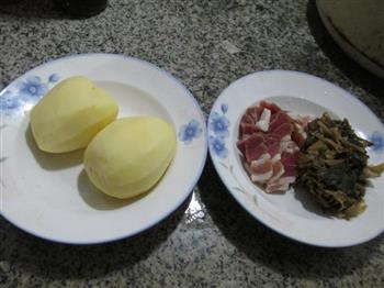 梅干菜咸肉煮土豆的做法步骤1