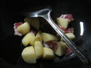梅干菜咸肉煮土豆的做法步骤3