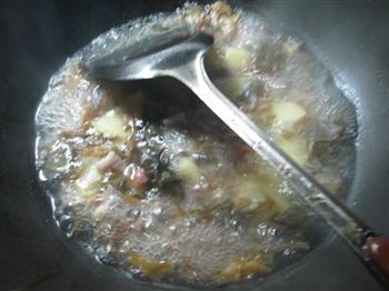 梅干菜咸肉煮土豆的做法步骤4