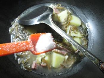 梅干菜咸肉煮土豆的做法步骤5