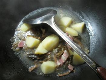 梅干菜咸肉煮土豆的做法图解6