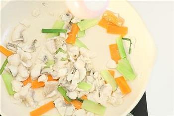 蔬菜清炒鲤鱼片的做法步骤5