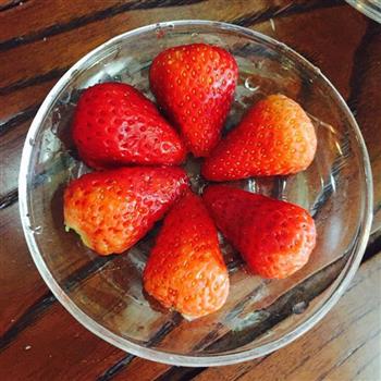 冰糖草莓的做法图解1