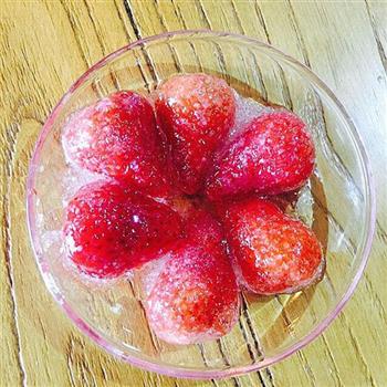冰糖草莓的做法图解3