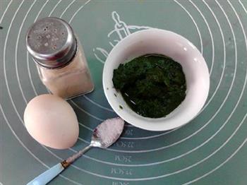 煎翡翠茼蒿蛋的做法步骤1