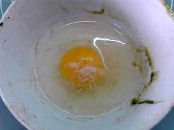 煎翡翠茼蒿蛋的做法步骤2
