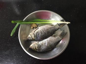 花椒叶炖鲫鱼汤的做法步骤1