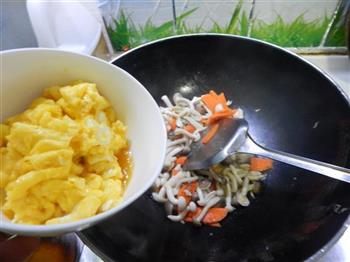 蟹味菇炒鸡蛋的做法步骤11