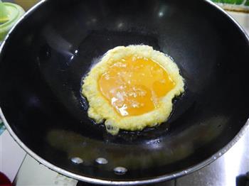 蟹味菇炒鸡蛋的做法步骤3
