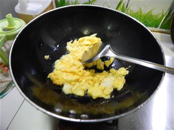 蟹味菇炒鸡蛋的做法步骤4