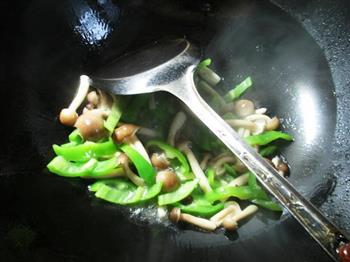 尖椒蟹味菇蛏子的做法步骤3