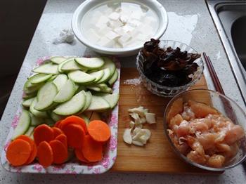 豆腐西葫芦炒鸡肉的做法步骤1