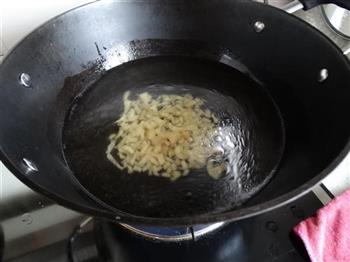 番茄金针菇虾皮汤的做法步骤2