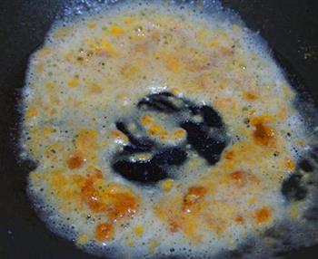 咸蛋黄炒玉米的做法步骤5