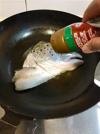 盐煎三文鱼头的做法步骤4