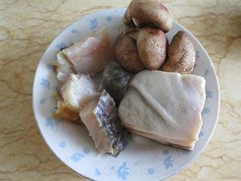 腌汆清江鱼块的做法步骤1