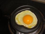 爱心煎蛋的做法步骤3