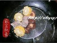 香菇玉米排骨汤的做法步骤2