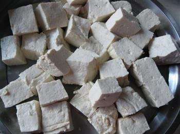 豆腐炖鱼的做法步骤1