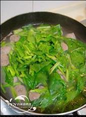 牛肉丸菠菜汤的做法步骤2