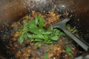 蒜蓉豆豉酱炒田螺肉的做法步骤3