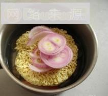 韩剧里出现频率最高的美食-韩式海鲜泡面的做法步骤3