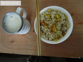 鄂菜-蛋炒饭+维维豆奶的做法图解3