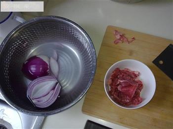 三色洋葱炒牛肉的做法步骤1
