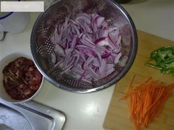 三色洋葱炒牛肉的做法步骤2