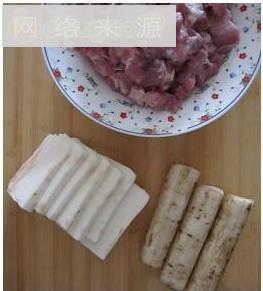 牛蒡鲜淮山排骨汤的做法步骤1