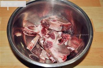 改良版 韩国—牛骨蔬菌汤的做法步骤1