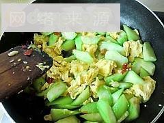 剁椒丝瓜炒鸡蛋的做法步骤10