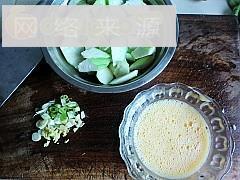 剁椒丝瓜炒鸡蛋的做法步骤2