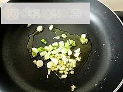 剁椒丝瓜炒鸡蛋的做法步骤4