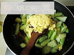 剁椒丝瓜炒鸡蛋的做法步骤8