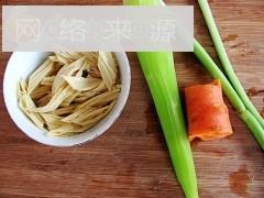 夏日开胃小凉菜-红油腐竹拌莴笋的做法步骤1