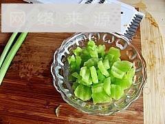夏日开胃小凉菜-红油腐竹拌莴笋的做法步骤2