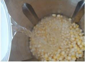 甜糯鲜玉米糊的做法步骤4