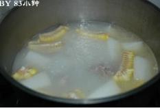 冬瓜玉米排骨汤的做法图解4