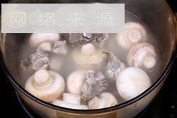 白蘑菇排骨汤的做法步骤6