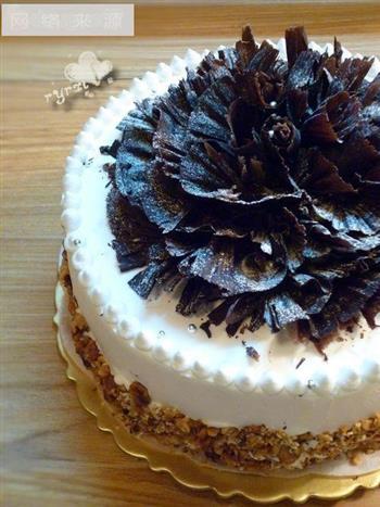 “花样的年华”生日蛋糕-巧克力铲花装饰的做法图解4