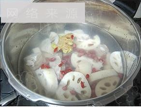 莲藕花生排骨汤的做法步骤2