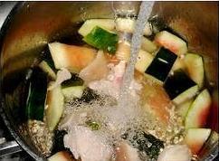 西瓜皮生熟薏米猪踭汤的做法图解3