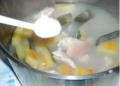 西瓜皮生熟薏米猪踭汤的做法图解4