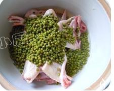 绿豆乳鸽汤的做法步骤6