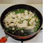 味噌虾仁豆腐锅的做法步骤3